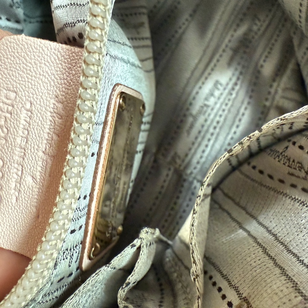 Salvatore Ferragamo Cream Leather Handbag - Picture 8 of 11